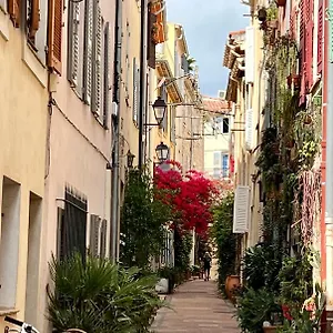 https://les-petits-volets.fr-provencehotel.com